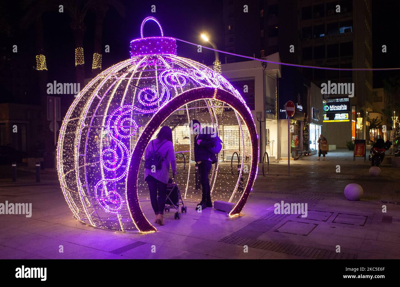Ein Paar wird am 7. Dezember 2020 in der Innenstadt von Nikosia, Zypern, im Weihnachtsball gesehen. (Foto von George Christophorou/NurPhoto) Stockfoto