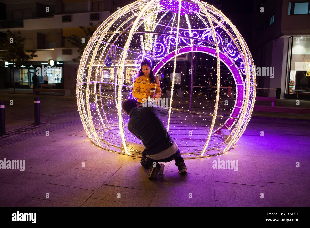 Ein Mann macht am 7. Dezember 2020 ein Foto, ein Mädchen, innen zum Weihnachtsball, in der Innenstadt von Nicosia, Zypern. (Foto von George Christophorou/NurPhoto) Stockfoto