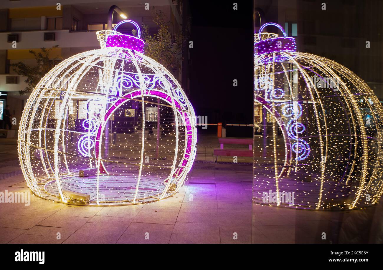 Weihnachtskugel, spiegeln sich im Spiegel, in der Innenstadt von Nikosia, Zypern, am 7. Dezember 2020. (Foto von George Christophorou/NurPhoto) Stockfoto