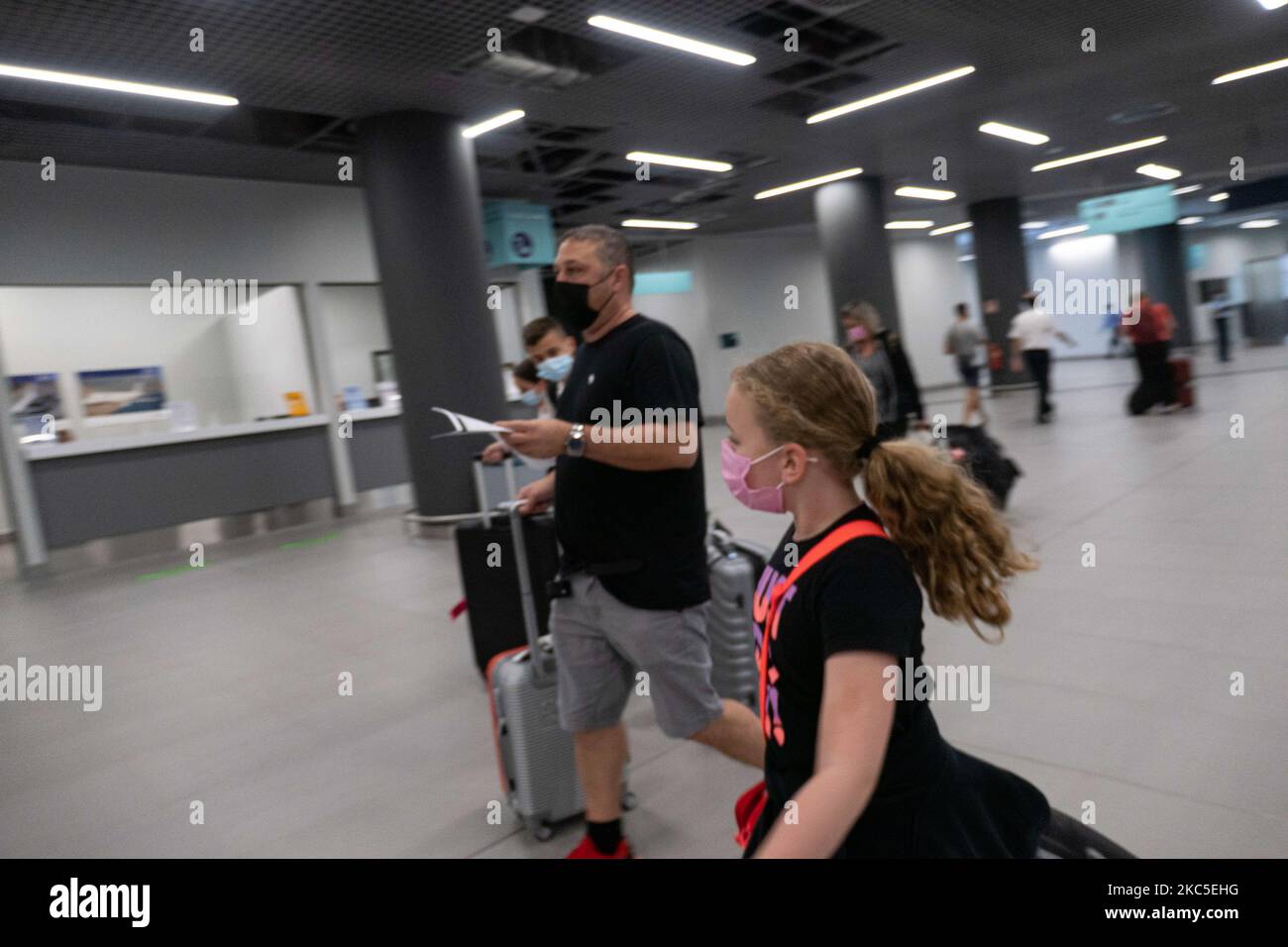 Das Innere des neuen Terminals des internationalen Flughafens Thessaloniki Makedonia SKG LGTS. Der neu errichtete und eröffnete Gepäckbandbereich, die Ankunftshalle des zweiten Terminals, das nach der Privatisierung von Fraport Greece, dem Betreiber des Flughafens, gebaut wurde. Am Gepäckabholbereich werden ankommende Passagiere von Inlandsflügen mit Gesichtsmask aufgrund der Sicherheitsmaßnahmen des Coronavirus gesehen. Der weltweite Personenverkehr ging während der Pandemie des Coronavirus Covid-19 zurück, und die Industrie kämpfte ums Überleben. Im Moment erlaubt die Regierung mit einem NOTAM nur das wesentliche Reisen als Stockfoto