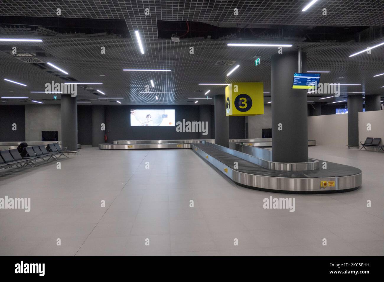 Das Innere des neuen Terminals des internationalen Flughafens Thessaloniki Makedonia SKG LGTS. Der neu errichtete und eröffnete Gepäckbandbereich, die Ankunftshalle des zweiten Terminals, das nach der Privatisierung von Fraport Greece, dem Betreiber des Flughafens, gebaut wurde. Am Gepäckabholbereich werden ankommende Passagiere von Inlandsflügen mit Gesichtsmask aufgrund der Sicherheitsmaßnahmen des Coronavirus gesehen. Der weltweite Personenverkehr ging während der Pandemie des Coronavirus Covid-19 zurück, und die Industrie kämpfte ums Überleben. Im Moment erlaubt die Regierung mit einem NOTAM nur das wesentliche Reisen als Stockfoto