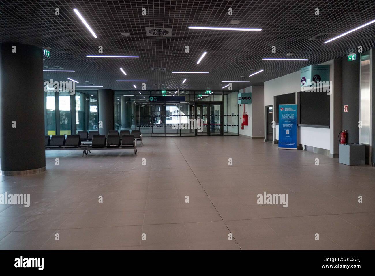 Das Innere des neuen Terminals des internationalen Flughafens Thessaloniki Makedonia SKG LGTS. Der neu errichtete und eröffnete Gepäckbandbereich, die Ankunftshalle des zweiten Terminals, das nach der Privatisierung von Fraport Greece, dem Betreiber des Flughafens, gebaut wurde. Am Gepäckabholbereich werden ankommende Passagiere von Inlandsflügen mit Gesichtsmask aufgrund der Sicherheitsmaßnahmen des Coronavirus gesehen. Der weltweite Personenverkehr ging während der Pandemie des Coronavirus Covid-19 zurück, und die Industrie kämpfte ums Überleben. Im Moment erlaubt die Regierung mit einem NOTAM nur das wesentliche Reisen als Stockfoto