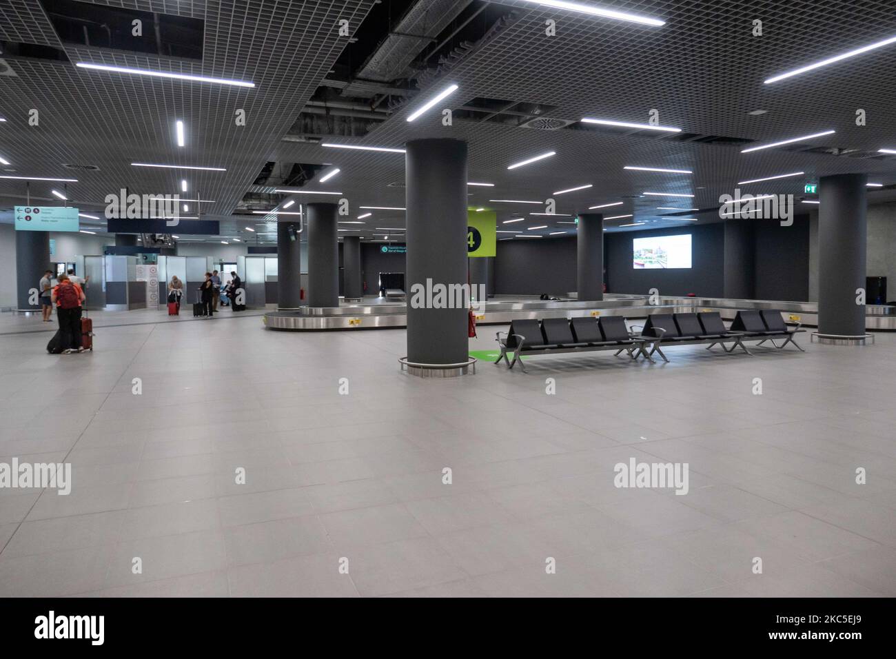Das Innere des neuen Terminals des internationalen Flughafens Thessaloniki Makedonia SKG LGTS. Der neu errichtete und eröffnete Gepäckbandbereich, die Ankunftshalle des zweiten Terminals, das nach der Privatisierung von Fraport Greece, dem Betreiber des Flughafens, gebaut wurde. Am Gepäckabholbereich werden ankommende Passagiere von Inlandsflügen mit Gesichtsmask aufgrund der Sicherheitsmaßnahmen des Coronavirus gesehen. Der weltweite Personenverkehr ging während der Pandemie des Coronavirus Covid-19 zurück, und die Industrie kämpfte ums Überleben. Im Moment erlaubt die Regierung mit einem NOTAM nur das wesentliche Reisen als Stockfoto