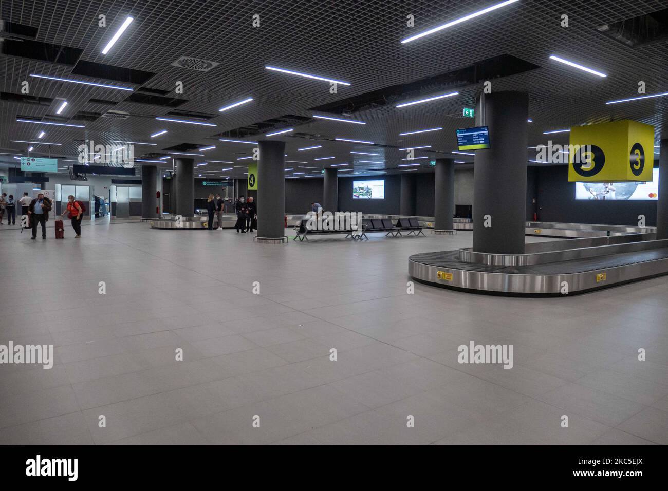 Das Innere des neuen Terminals des internationalen Flughafens Thessaloniki Makedonia SKG LGTS. Der neu errichtete und eröffnete Gepäckbandbereich, die Ankunftshalle des zweiten Terminals, das nach der Privatisierung von Fraport Greece, dem Betreiber des Flughafens, gebaut wurde. Am Gepäckabholbereich werden ankommende Passagiere von Inlandsflügen mit Gesichtsmask aufgrund der Sicherheitsmaßnahmen des Coronavirus gesehen. Der weltweite Personenverkehr ging während der Pandemie des Coronavirus Covid-19 zurück, und die Industrie kämpfte ums Überleben. Im Moment erlaubt die Regierung mit einem NOTAM nur das wesentliche Reisen als Stockfoto