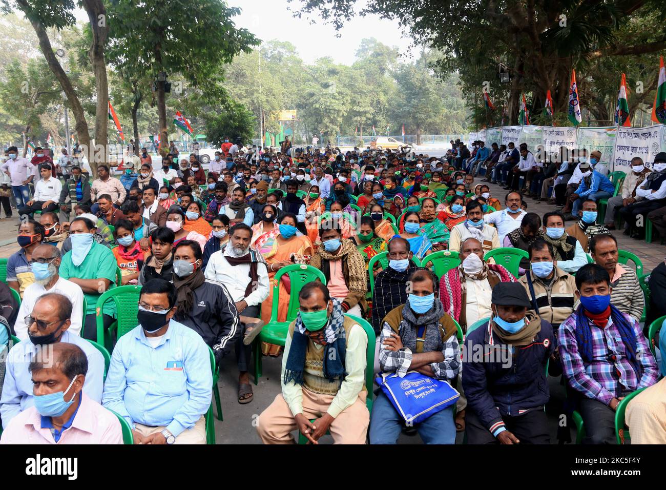 Die Bauern- und Bauernfamilie schließen sich dem Protest des Trinamool-Kongresses der Agitation an und unterstützen einen landesweiten Generalstreik, der von den Landwirten gegen die jüngsten Agrarreformen in Kalkutta am 8. Dezember 2020 eingeleitet wurde. (Foto von Debajyoti Chakraborty/NurPhoto) Stockfoto