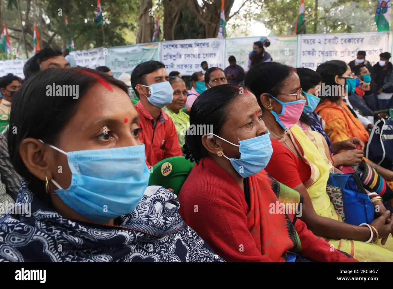 Eine Bauernfamilie protestiert beim Trinamool-Kongress und unterstützt einen landesweiten Generalstreik, der von Landwirten gegen die jüngsten Agrarreformen in Kalkutta am 8. Dezember 2020 einberufen wurde. (Foto von Debajyoti Chakraborty/NurPhoto) Stockfoto