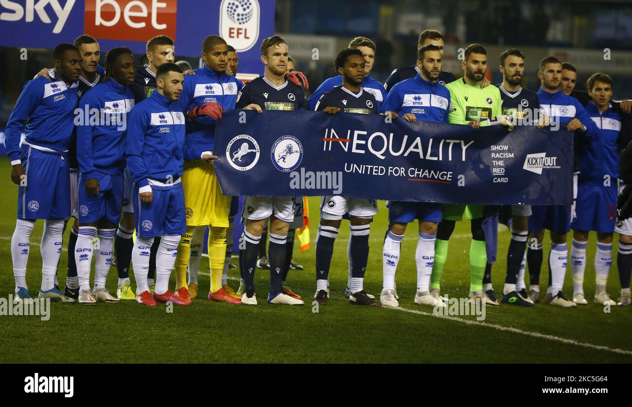 LONDON, Großbritannien, 08. DEZEMBER: Millwall- und QPR-Spieler hielten vor dem Spiel während der Sky Bet Championship zwischen Millwall und den Queens Park Rangers am 08.. Dezember 2020 im Den Stadium, London, ein Anti-Rassismus-Banner ab (Foto by Action Foto Sport/NurPhoto) Stockfoto