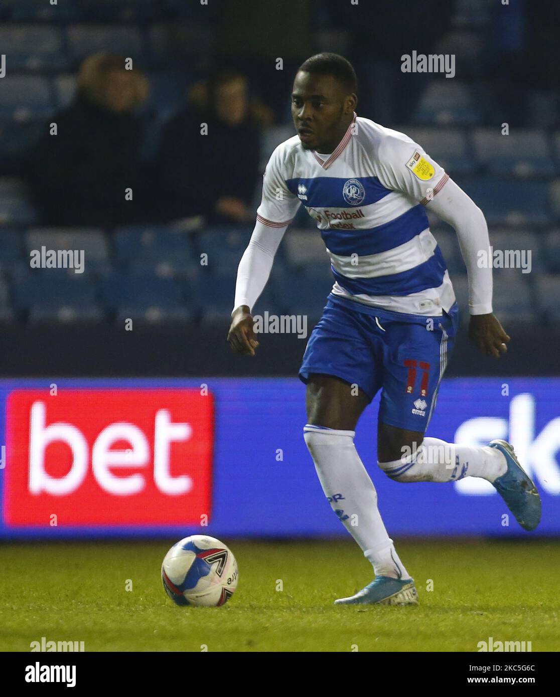 LONDON, Großbritannien, 08. DEZEMBER: Der helle Osayi-Samuel der Queens Park Rangers während der Sky Bet Championship zwischen Millwall und den Queens Park Rangers im Den Stadium, London am 08.. Dezember 2020 (Foto by Action Foto Sport/NurPhoto) Stockfoto