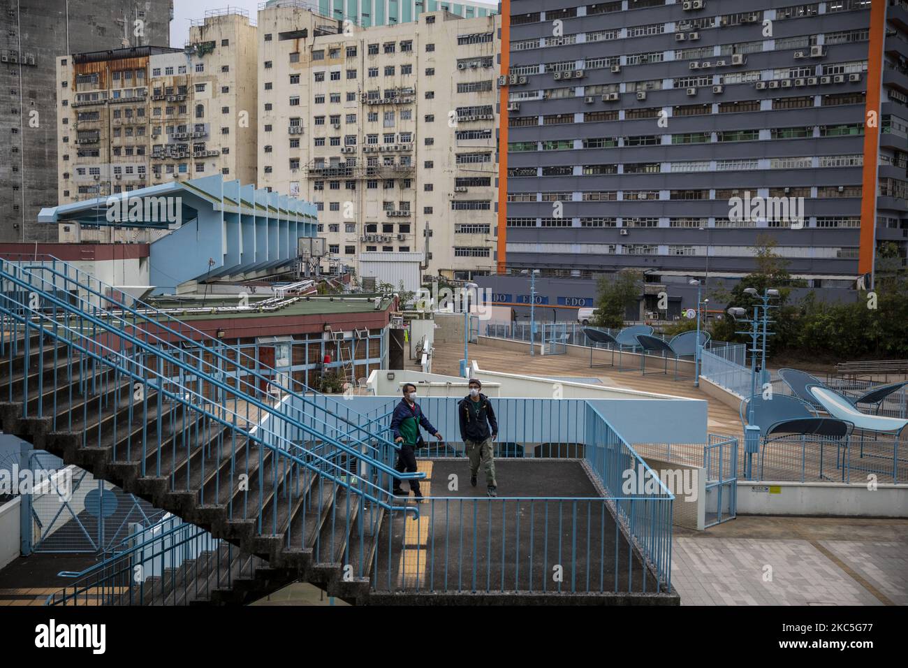 ]Menschen, die eine Gesichtsmaske tragen, werden am 9. Dezember 2020 in Hongkong, China, eine Treppe hochlaufen sehen. Hongkong erlebt derzeit eine vierfache Welle von Covid-19-Fällen, wobei die Stadt heute 1-4 neue Coronavirus-Fälle gemeldet hat. (Foto von Vernon Yuen/NurPhoto) Stockfoto