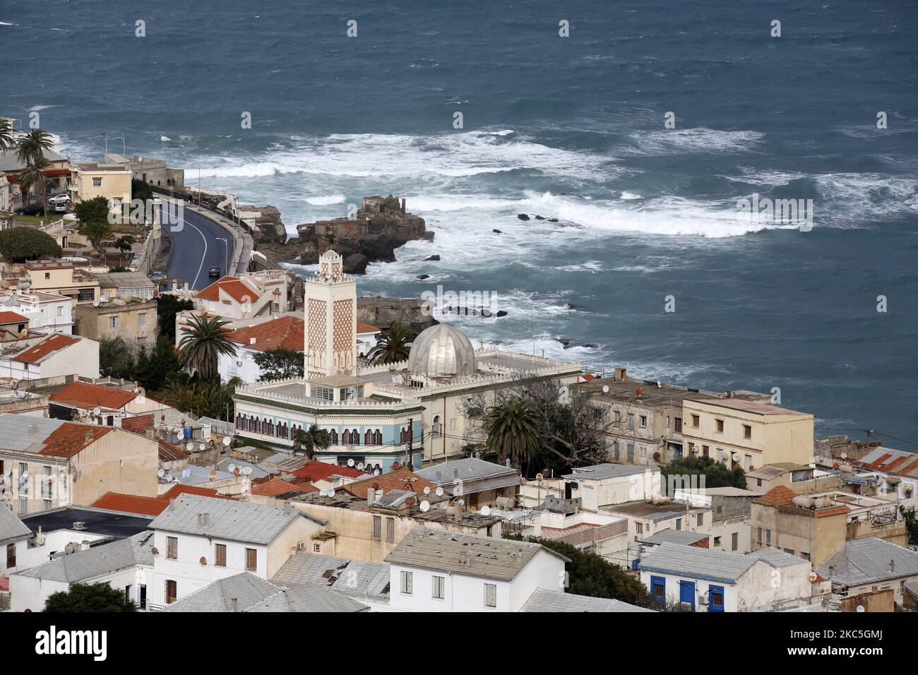 Ein Foto von der Spitze des beliebten Stadtteils Bab el oued in Algier in Algerien am 9. Dezember 2020 zeigt das Viertel ein sehr dichtes Stadtgefüge, dessen Gebäude nach dem Vorbild derjenigen gebaut wurden, die die großen Städte Europas seit dem späten 19.. Jahrhundert umgeben (Foto von Bilral Bensalem/NurPhoto) Stockfoto