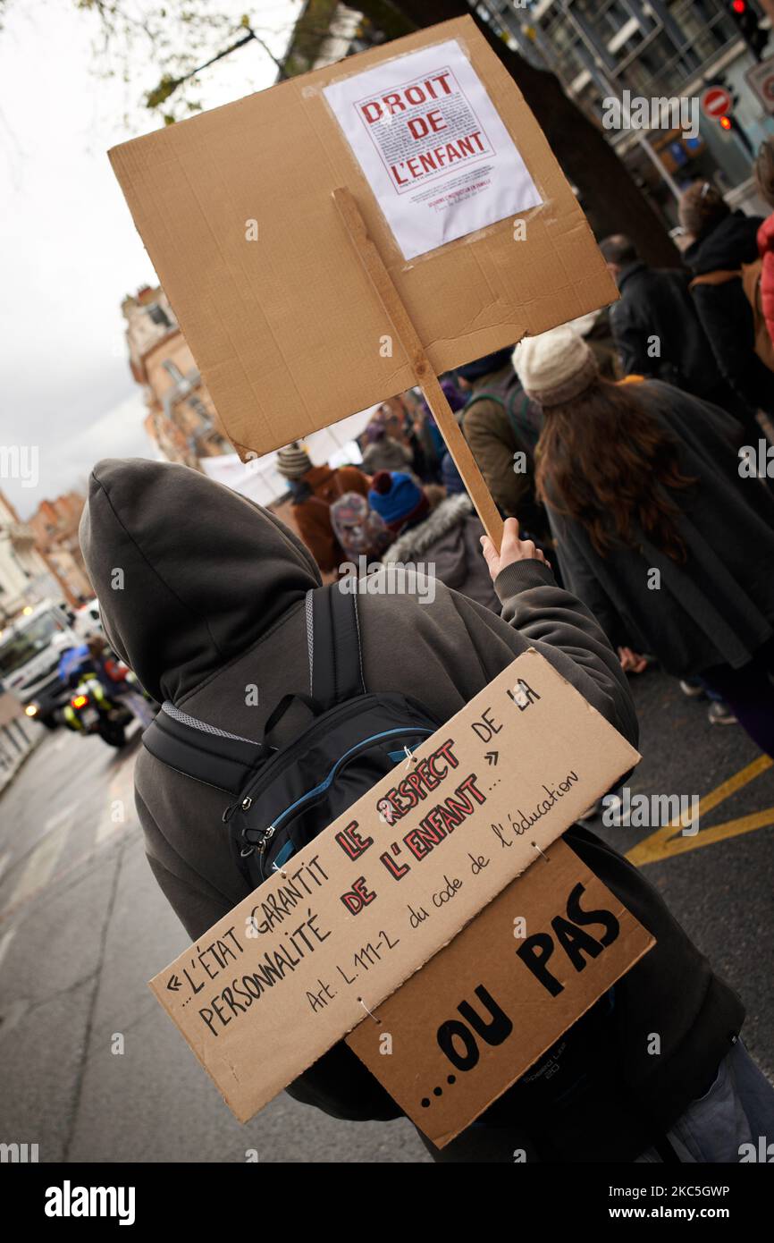 Ein Mann geht mit einem Plakat auf dem Rücken, auf dem steht: „Der Staat garantiert den Respekt der Persönlichkeit des Kindes.“ Oder nicht ?'. Eltern und Kinder protestieren gegen den von J.-M. vorgelegten Gesetzentwurf Blanquer, Bildungsminister, sogenanntes „Gesetz zur Stärkung der republikanischen Prinzipien“. Dieser Gesetzentwurf beabsichtigt, Schule zu Hause oder Familienunterricht zu verbieten, außer für Kinder, die schwer krank sind. Das Recht, in der Familie zu unterrichten, ist in Frankreich seit dem 19. Jahrhundert ein Recht. Fast 1 % der Schüler werden zu Hause unterrichtet. Dieser Gesetzentwurf sieht auch vor, die Schule für 3yo Kinder obligatorisch zu machen. Die französische Regierung sagt Stockfoto