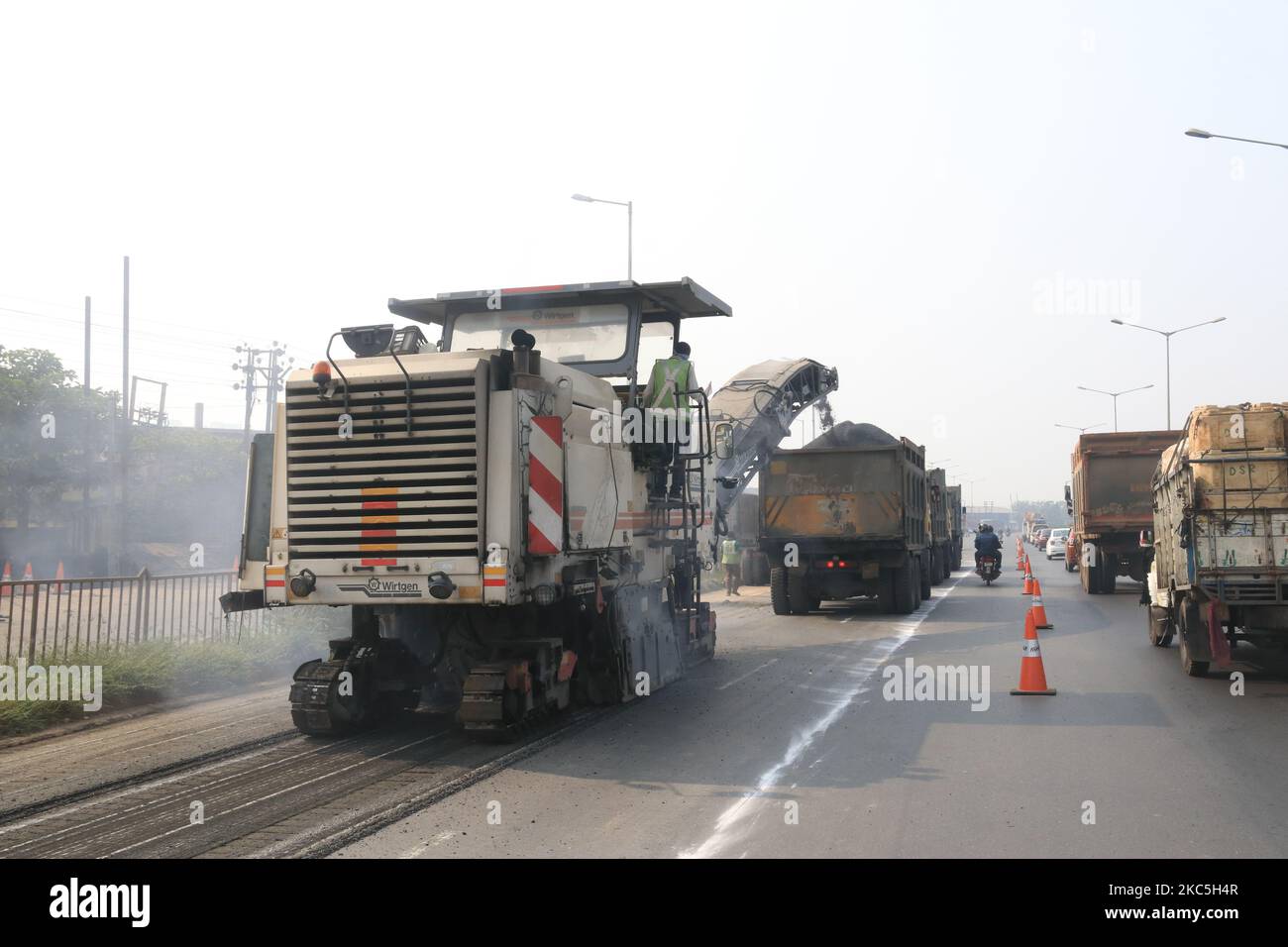 Indische Arbeiter auf Arbeitsstraße Kontraktion am National Highway 16 in der Nähe der Stadt Kalkutta, Mittwoch, 09,2020. Dezember, Indien.die Sperre, die am 25. März begann, führte zu einem Exodus von Arbeitern aus seinem riesigen informellen Sektor, die aus den Städten in ihre angestammten Häuser auf dem Land flohen. Ökonomen sagen, die Arbeitslosigkeit erreichte 39,3% in der Woche bis November 22, "CMIE sagte in der Post auf seiner Website am 23. November. (Foto von Debajyoti Chakraborty/NurPhoto) Stockfoto