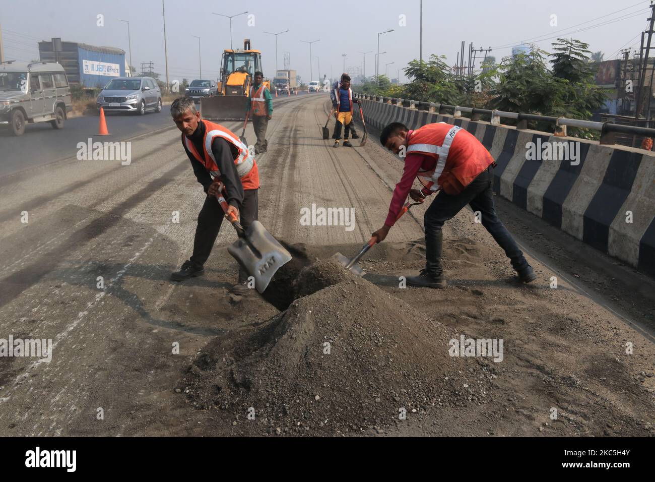 Indische Arbeiter auf Arbeitsstraße Kontraktion am National Highway 16 in der Nähe der Stadt Kalkutta, Mittwoch, 09,2020. Dezember, Indien.die Sperre, die am 25. März begann, führte zu einem Exodus von Arbeitern aus seinem riesigen informellen Sektor, die aus den Städten in ihre angestammten Häuser auf dem Land flohen. Ökonomen sagen, die Arbeitslosigkeit erreichte 39,3% in der Woche bis November 22, "CMIE sagte in der Post auf seiner Website am 23. November. (Foto von Debajyoti Chakraborty/NurPhoto) Stockfoto