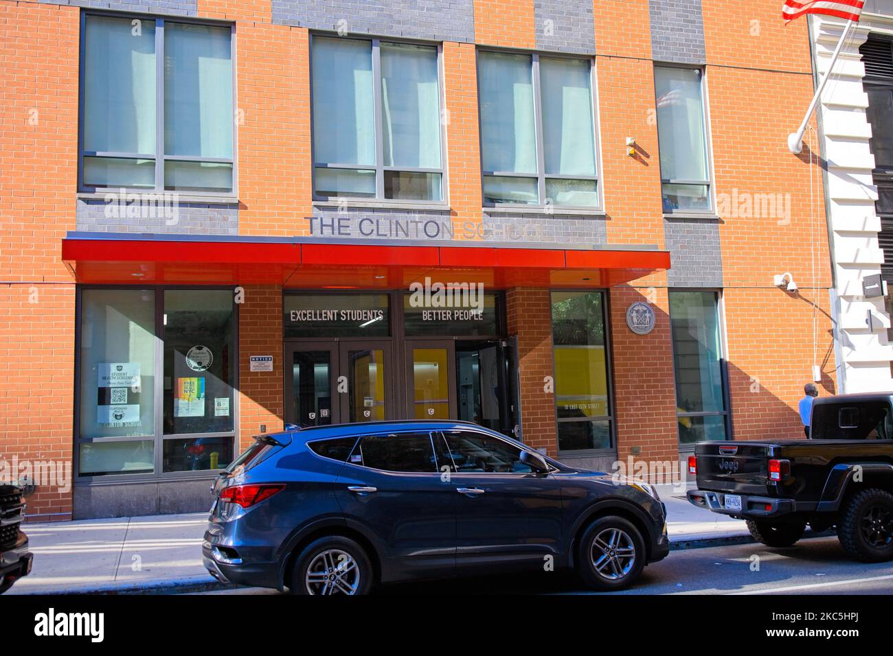 New York, NY, USA - 4. Nov 2022: Der Vordereingang der Clinton School in Manhattan an der West 15. Street in der Nähe des Union Square Stockfoto