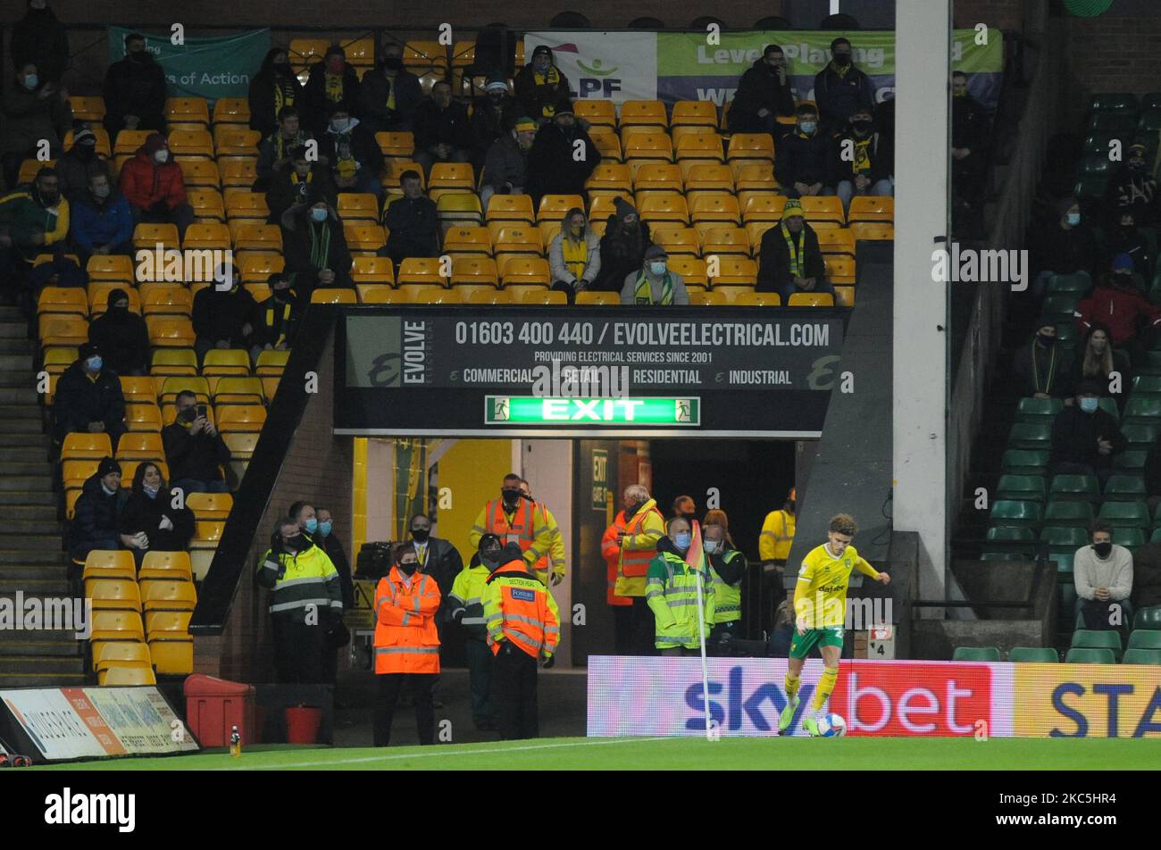 Norwichs Josh Martin nimmt beim Sky Bet Championship-Spiel zwischen Norwich City und Nottingham Forest am Mittwoch, dem 9.. Dezember 2020, in der Carrow Road, Norwich, die Ecke vor den Heimfans. (Foto von Ben Pooley/MI News/NurPhoto) Stockfoto