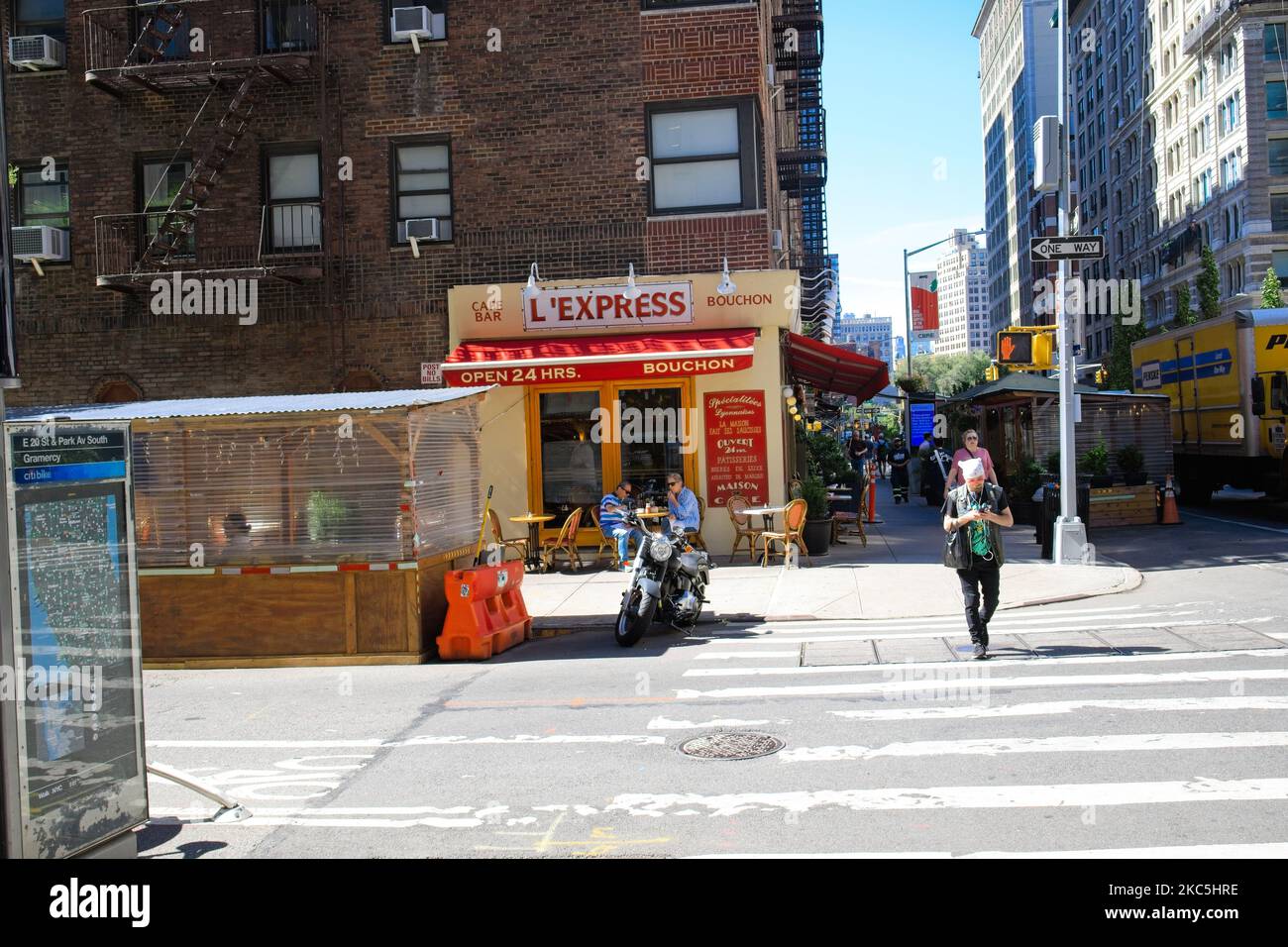 New York, NY, USA - 4. Nov 2022: L Express Bouchon 24 Stunden französisches Restaurant Außenansicht an der 20. St und Park Ave South Stockfoto