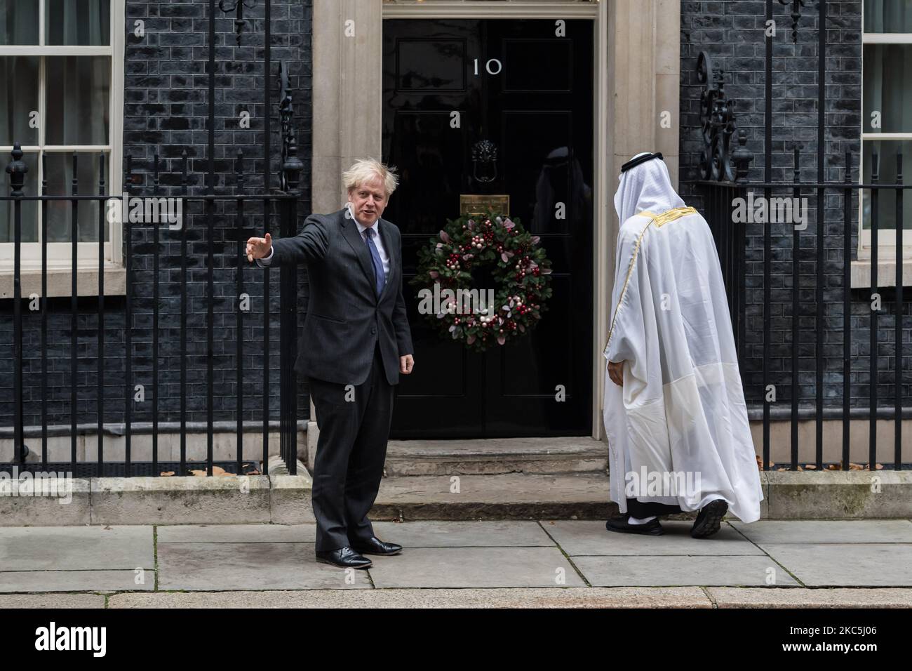 Der britische Premierminister Boris Johnson (L) begrüßt am 10. Dezember 2020 in London, England, Scheich Mohammed bin Zayed Al Nahyan (R), den Kronprinzen des Emirats Abu Dhabi und stellvertretenden Obersten Befehlshaber der Streitkräfte der Vereinigten Arabischen Emirate, vor der Downing Street 10 zu bilateralen Gesprächen. (Foto von Wiktor Szymanowicz/NurPhoto) Stockfoto