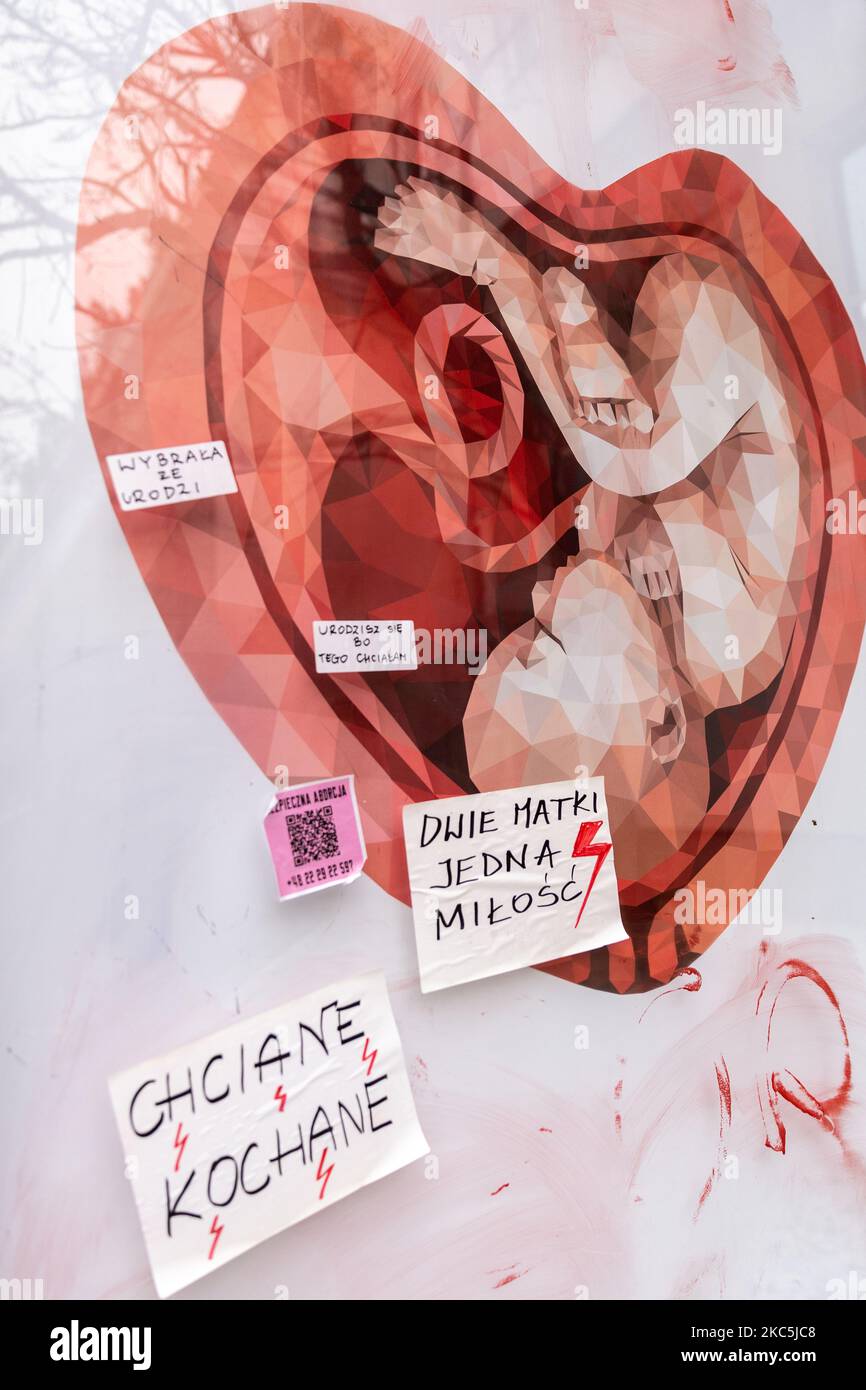Am 10. Dezember 2020 wird auf dem Hauptmarkt in Krakau, Polen, ein Poster zur Bekämpfung von Abtreibungen mit Sticker für die Pro-Choice-Initiative gesehen. Pro-Choice-Aufkleber lautete: „Gesucht und geliebt“, „zwei Mütter eine Liebe“, „Sie wählte zu gebären“. Diese Ansicht ist Teil eines umfassenderen pro- und Anti-Abtreibungskonflikts, der die polnische Gesellschaft zutiefst antagonisiert. (Foto von Dominika Zarzycka/NurPhoto) Stockfoto