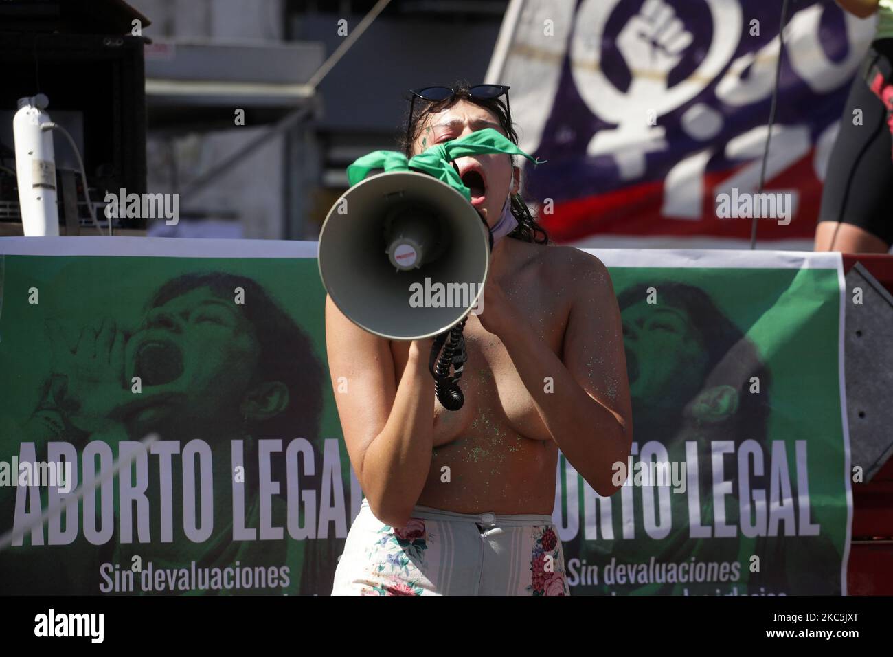 Demonstration vor dem Kongress der Nation in Buenos Aires, Argentinien während der Debatte über das Gesetz der legalen Abtreibung in Argentinien. (Foto von Carol Smiljan/NurPhoto) Stockfoto
