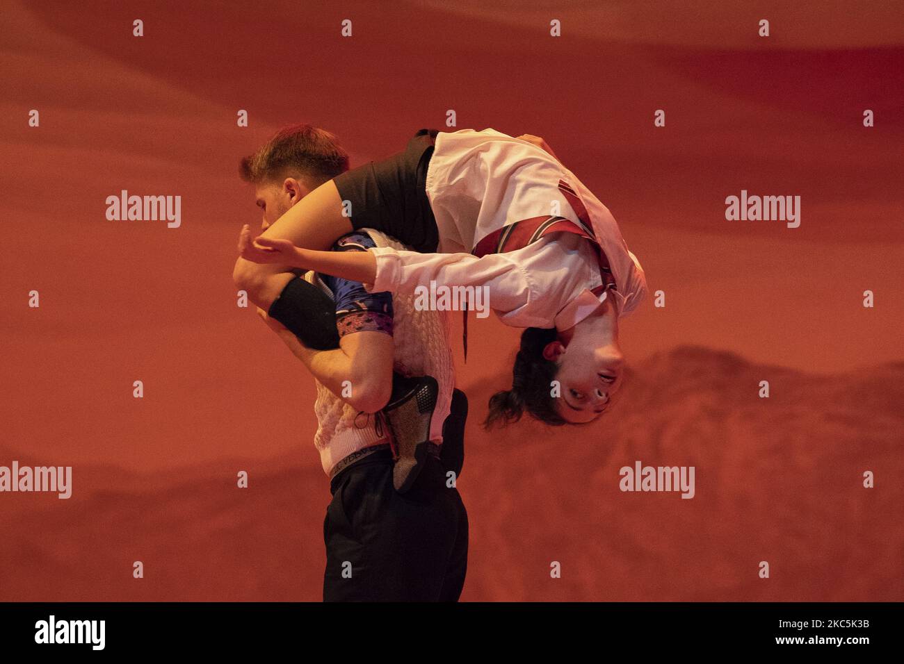 Tänzer des Künstlerkollektivs Kor'sia treten am 11. Dezember 2020 im Teatros del Canal in Madrid, Spanien, während einer Presseinterpremiere ihrer eigenen Version der berühmten deutschen Volksgeschichte „Giselle“ auf. (Foto von Oscar Gonzalez/NurPhoto) Stockfoto