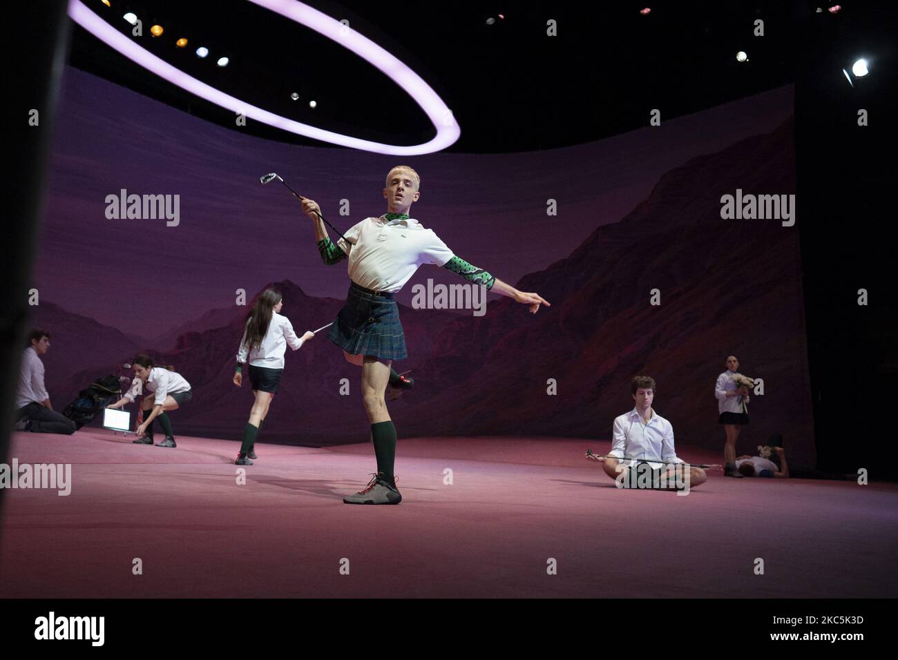 Tänzer des Künstlerkollektivs Kor'sia treten am 11. Dezember 2020 im Teatros del Canal in Madrid, Spanien, während einer Presseinterpremiere ihrer eigenen Version der berühmten deutschen Volksgeschichte „Giselle“ auf. (Foto von Oscar Gonzalez/NurPhoto) Stockfoto