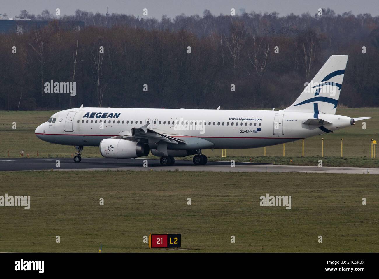 Aegean Airlines Airbus A320 Flugzeuge wie gesehen Rollen auf der Start- und Landebahn und Abflug vom Flughafen Eindhoven EIN EHEH Durchführung Charterflug zum Larnaca International Airport LCA in Zypern Insel. Das Schmalkarosserie-Flugzeug, ein Airbus A320-200, hat die Zulassung SX-DGN und wird von 2x IAE-Düsenmotoren angetrieben. Aegean Airlines A3 AEE ist die Fluggesellschaft Griechenlands mit Drehkreuzen in Athen, Thessaloniki und Larnaca. Die griechische Fluggesellschaft ist Mitglied der Star Alliance Aviation Group. Der weltweite Personenverkehr ging während der Pandemie des Coronavirus Covid-19 zurück, und die Industrie kämpfte im Passe um ihr Überleben Stockfoto