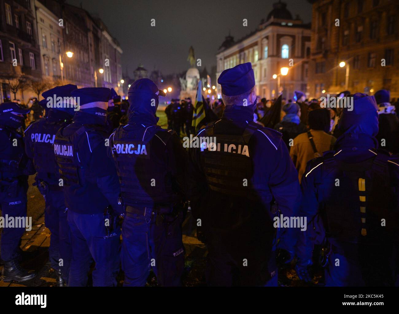 Eine starke Präsenz von Polizeikräften während eines Anti-Gouvernementprotesten „Walk for the Future“ auf dem Krakauer Matejko-Platz. Einige wenige Aktivisten versammelten sich, um ihre Wut gegen die polnische Regierung auszurufen. Die örtliche Polizei blockierte die teilnehmer des marsches und einige Aktivisten wurden am 9. Dezember 2020 in Krakau, Polen, festgenommen und in das Polizeihauptquartier gebracht. (Foto von Artur Widak/NurPhoto) Stockfoto