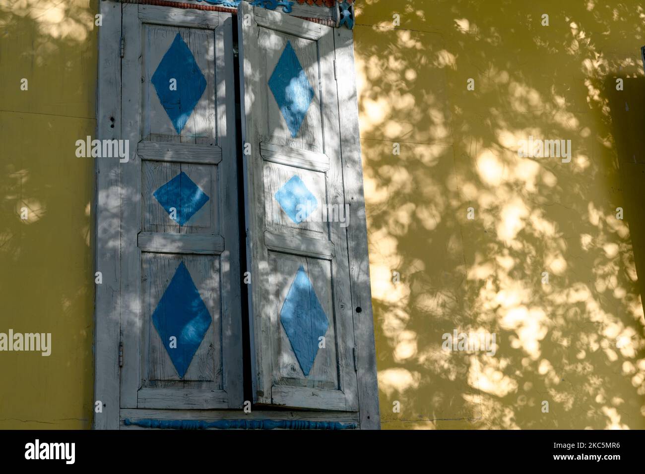 Das Äußere eines farbenfrohen Gebäudes mit Holzfenstern Stockfoto