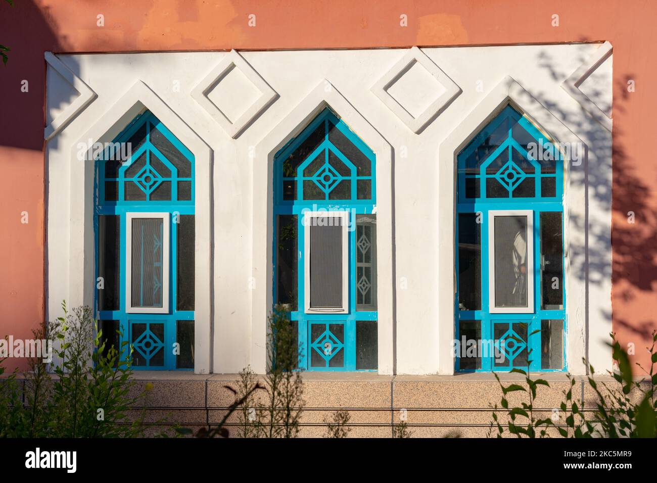 Das Äußere eines farbenfrohen Gebäudes mit Holzfenstern Stockfoto