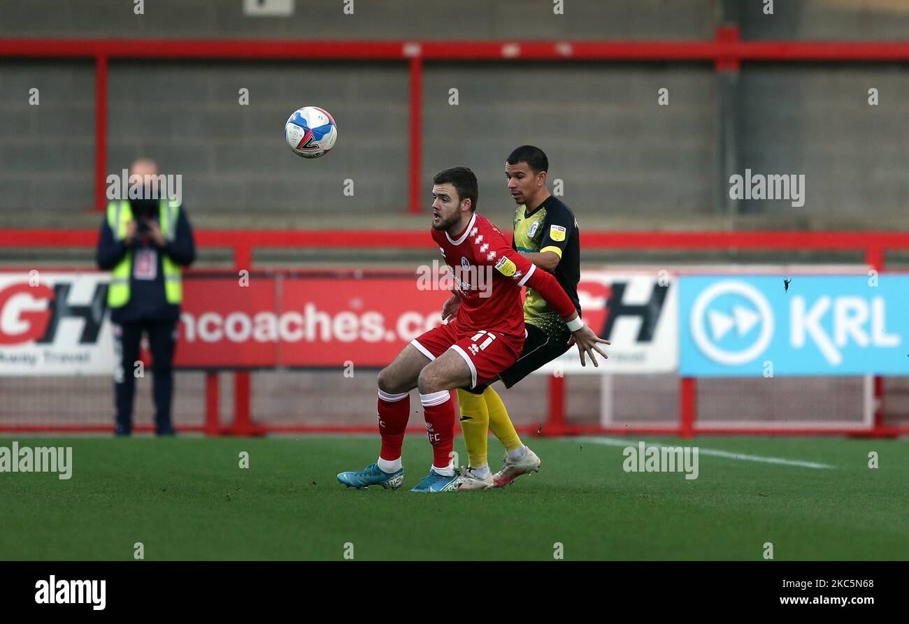 Tyler Frost aus Crawley Town und Connor Brown aus Barrow während des Sky Bet League 2-Spiels zwischen Crawley Town und Barrow im Broadfield Stadium, Crawley am Samstag, 12.. Dezember 2020. (Foto von Chris Booth/MI News/NurPhoto) Stockfoto