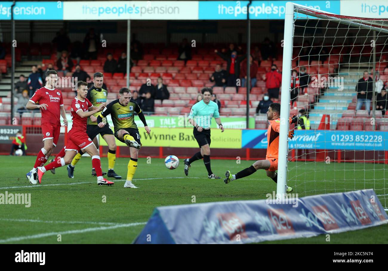 Josh Kay von Barrow hat einen Elfmeterstoß gespeichert, aber dann Scores aus dem Rebound, um den Score 1-1 während des Sky Bet League 2-Spiels zwischen Crawley Town und Barrow im Broadfield Stadium, Crawley am Samstag, 12.. Dezember 2020 zu machen. (Foto von Chris Booth/MI News/NurPhoto) Stockfoto