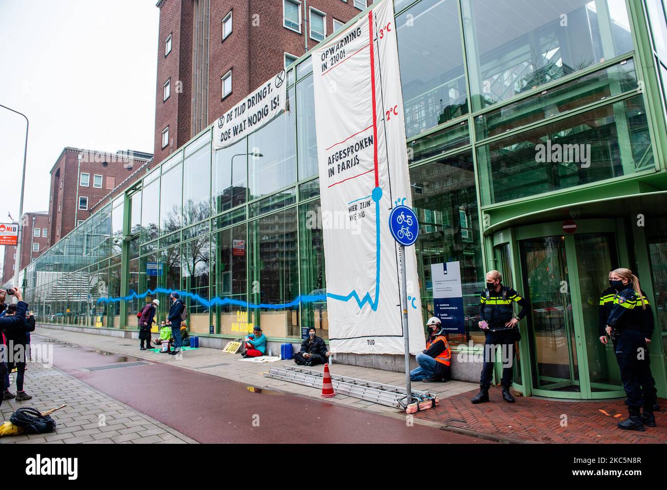 Während der disruptiven Aktion, die die Klimaorganisation Extinction Rebellion am 12.. Dezember 2020 im Gebäude des Wirtschaftsministeriums in Den Haag durchgeführt hat, werden erste Polizeibeamte aufgemacht. (Foto von Romy Arroyo Fernandez/NurPhoto) Stockfoto