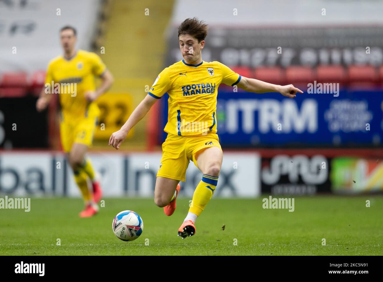 Alex Woodyard vom AFC Wimbledon spielt den Ball während des Sky Bet League 1-Spiels zwischen Charlton Athletic und AFC Wimbledon am Samstag, dem 12.. Dezember 2020, im The Valley, London. (Foto von Juan Gasparini/MI News/NurPhoto) Stockfoto