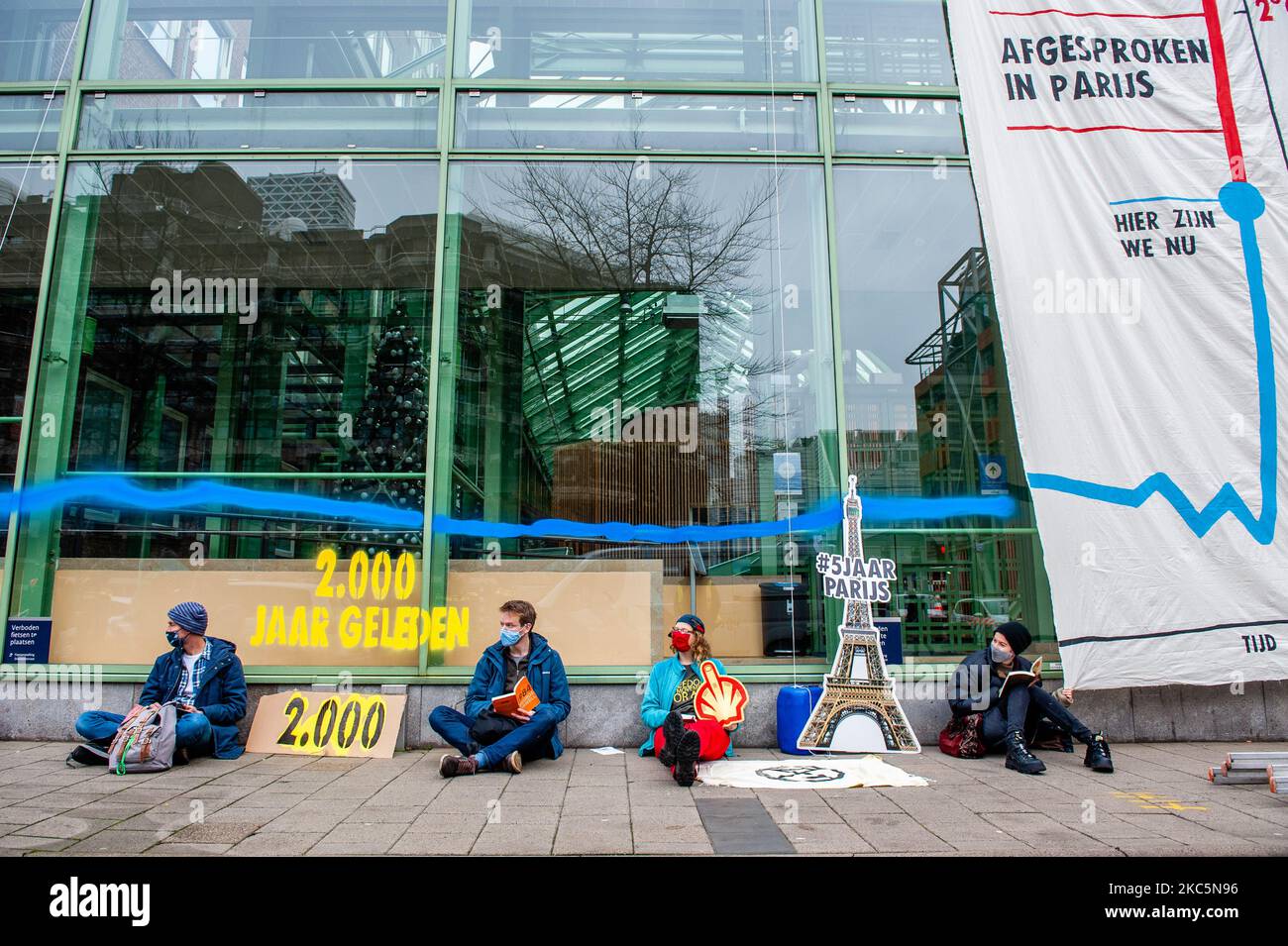 Extinction Rebellion Aktivisten sitzen vor dem Gebäude des Wirtschaftsministeriums und der Klimapolitik in Den Haag, wo die Aktivisten am 12.. Dezember 2020 ein riesiges Banner aufgehängt und einige Sprühbilder zur Erwärmung des Klimawandels angebracht haben. (Foto von Romy Arroyo Fernandez/NurPhoto) Stockfoto