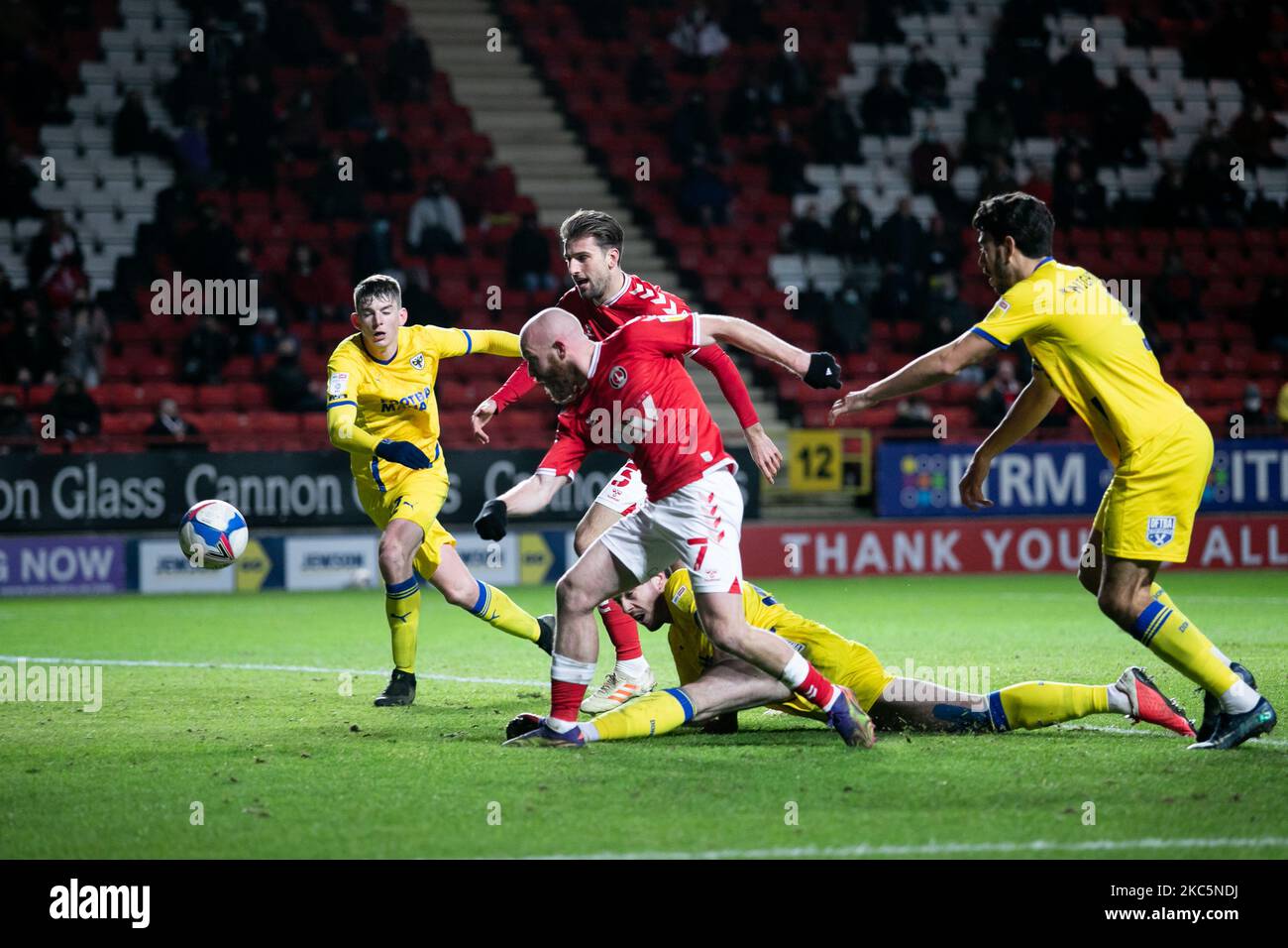 Jonathan Williams von AFC Wimbledon in Aktion während des Sky Bet League 1-Spiels zwischen Charlton Athletic und AFC Wimbledon am Samstag, dem 12.. Dezember 2020, im The Valley, London. (Foto von Juan Gasparini/MI News/NurPhoto) Stockfoto