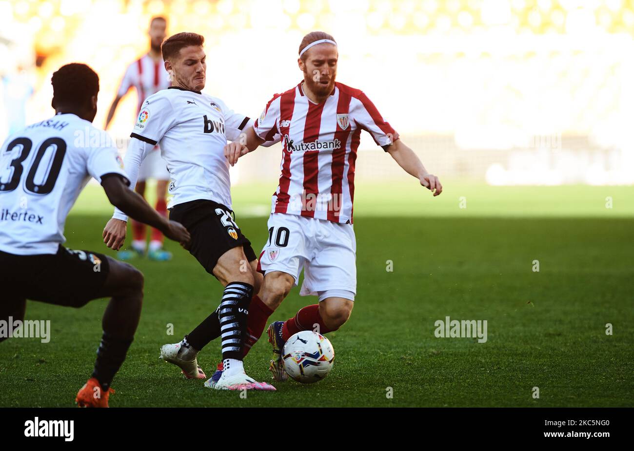 Manu Vallejo von Valencia CF und Iker Muniain vom Athletic Club während der La Liga Santander mach zwischen Valencia und dem Atlhletic Club im Estadio de Mestalla am 12. Dezember 2020 in Valencia, Spanien (Foto: Maria Jose Segovia/NurPhoto) Stockfoto