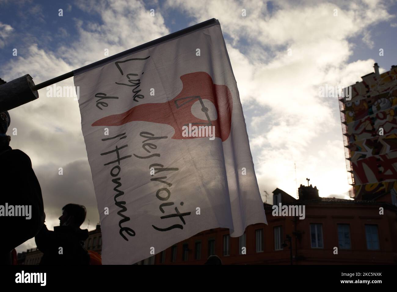 Eine Flagge der Liga für Menschenrechte (Ligue des Droits de l'Homme). Tausende Demonstranten marschierten erneut gegen das vom französischen Präsidenten Macron und seiner Mehrheit propagierte Gesetz zur globalen Sicherheit und für mehr Mittel für das öffentliche Gesundheitssystem und Krankenhäuser. Der Gesetzentwurf zum Globalen Sicherheitsgesetz wird es jedem verbieten, Polizeimitglieder zu fotografieren oder zu Filmen, wenn er nicht missachtet wird: Übertreter könnten bis zu einem Jahr Gefängnis und einer Geldstrafe von €45,000 verurteilt werden. Das Gesetz plant auch, die Gesichtserkennung in öffentlichen Räumen wie in China zu verallgemeinern. Der französische Menschenrechtsverteidiger, die französische Nationale Menschenrechtskommission (adminis Stockfoto