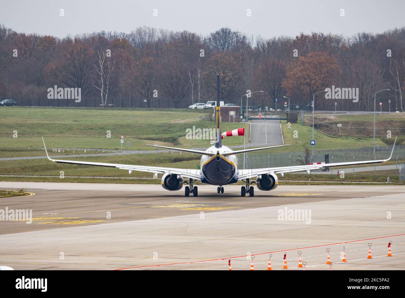 Rückansicht einer Ryanair Boeing 737-800 beim Rollen. Ryanair Irish Low-Cost-Carrier Boeing 737 Flugzeuge, wie gesehen Abflug von Eindhoven EIN EHeh Airport. Die Schmalkarosserie Boeing 737-800 oder B737 NG hat die Registrierung Ei-DYB und wird von 2x CFMI-Düsenmotoren angetrieben. Die in Irland ansässige Billigfluggesellschaft FR RYR Ryan Air war die größte europäische Billigfluggesellschaft. Der weltweite Passagierverkehr ging während der Pandemie des Coronavirus Covid-19 zurück, da die Branche ums Überleben kämpfte, während die Passagiere während der Flüge obligatorische Sicherheitsmaßnahmen wie Gesichtsmask beibehalten. Eindhoven, Niederlande ein Stockfoto