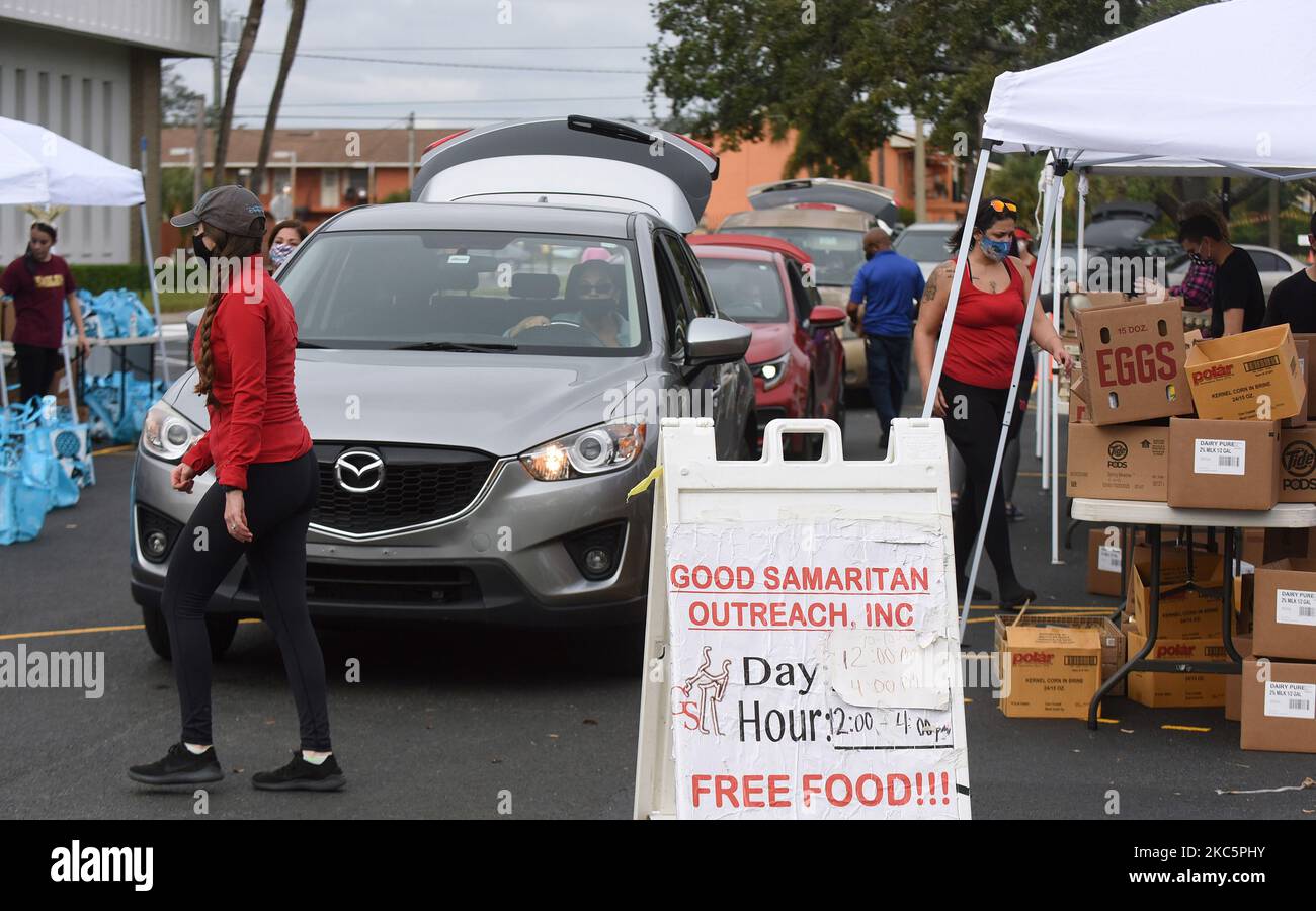 Freiwillige beladen Autos mit Puten und anderer Nahrungsmittelhilfe für entlassen Walt Disney World Cast Mitglieder und andere auf einer Food Distribution Veranstaltung am 12. Dezember 2020 in Orlando, Florida. Tom und Sarah Bricker, ein Paar, das den Disney Tourist Blog leitet, haben über $64.000 Online-Spenden für die Second Harvest Food Bank of Central Florida gesammelt, die sich mit Good Samaritan Outreach zusammenschmissen hat, um den arbeitslosen Themenparkmitarbeitern zu helfen. (Foto von Paul Hennessy/NurPhoto) Stockfoto