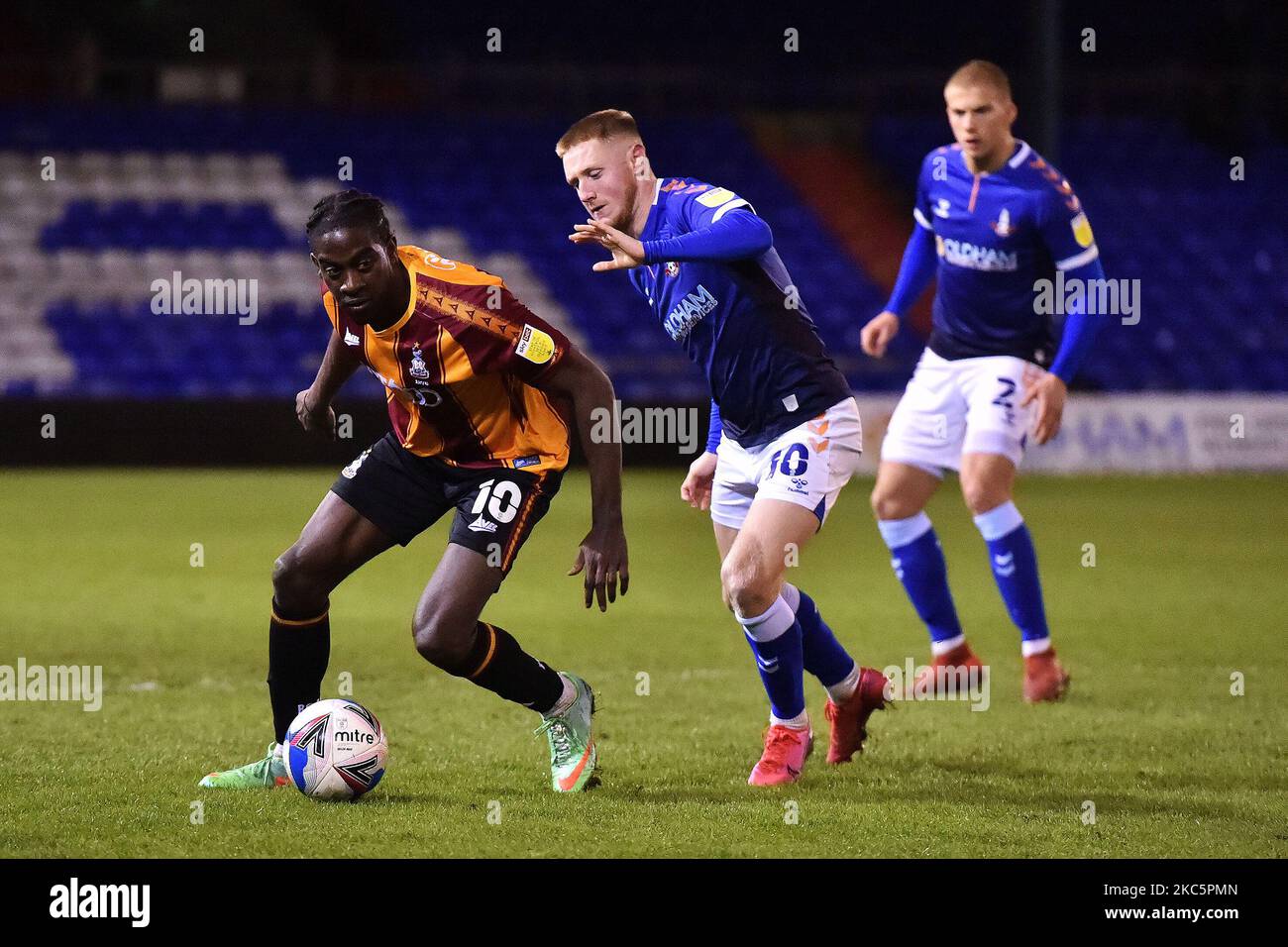 Davis Keillor-Dunn von Oldham Athletic tuselt mit Clayton Donaldson von Bradford City während des Sky Bet League 2-Spiels zwischen Oldham Athletic und Bradford City im Boundary Park, Oldham, am Samstag, den 12.. Dezember 2020. (Foto von Eddie Garvey/MI News/NurPhoto) Stockfoto