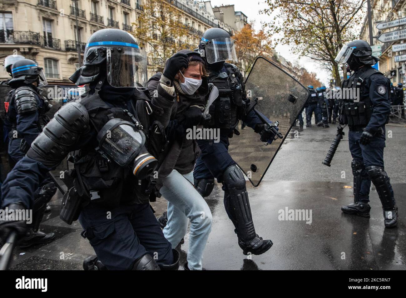 Am 12. Dezember 2020 nehmen Menschen an einer Demonstration gegen das Globale Sicherheitsgesetz in Paris, Frankreich, Teil. (Foto von Jerome Gilles/NurPhoto) Stockfoto