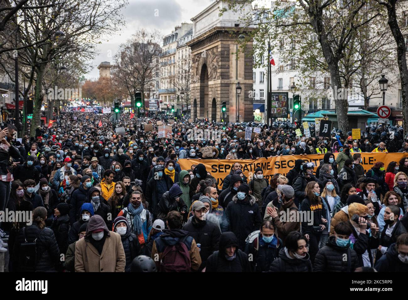 Am 12. Dezember 2020 nehmen Menschen an einer Demonstration gegen das Globale Sicherheitsgesetz in Paris, Frankreich, Teil. (Foto von Jerome Gilles/NurPhoto) Stockfoto