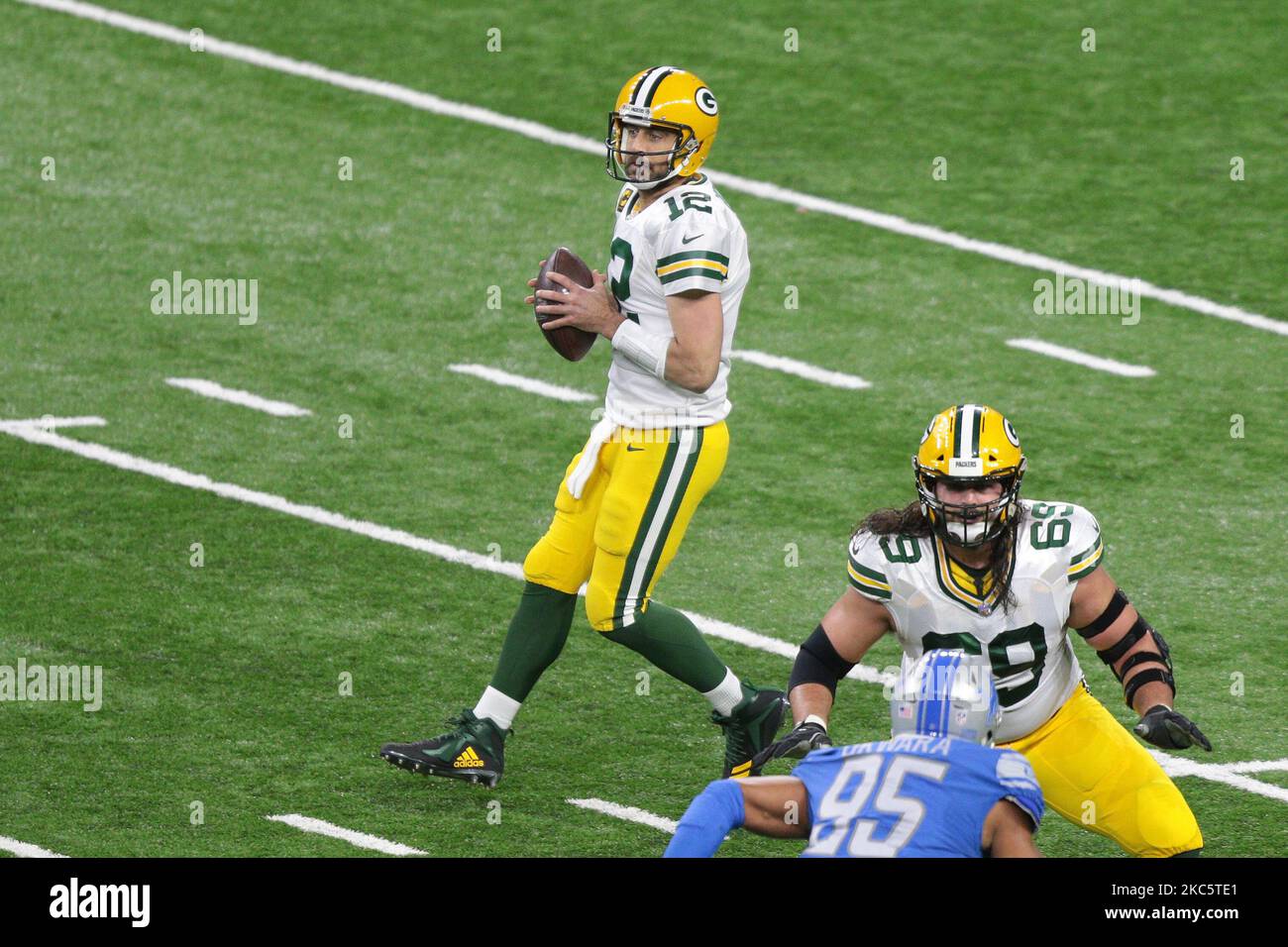 Green Bay Packers Quarterback Aaron Rodgers (12) scheint während der ersten Hälfte eines NFL-Fußballspiels gegen die Detroit Lions in Detroit, Michigan, USA, am Sonntag, den 13. Dezember 2020, zu bestehen. (Foto von Jorge Lemus/NurPhoto) Stockfoto