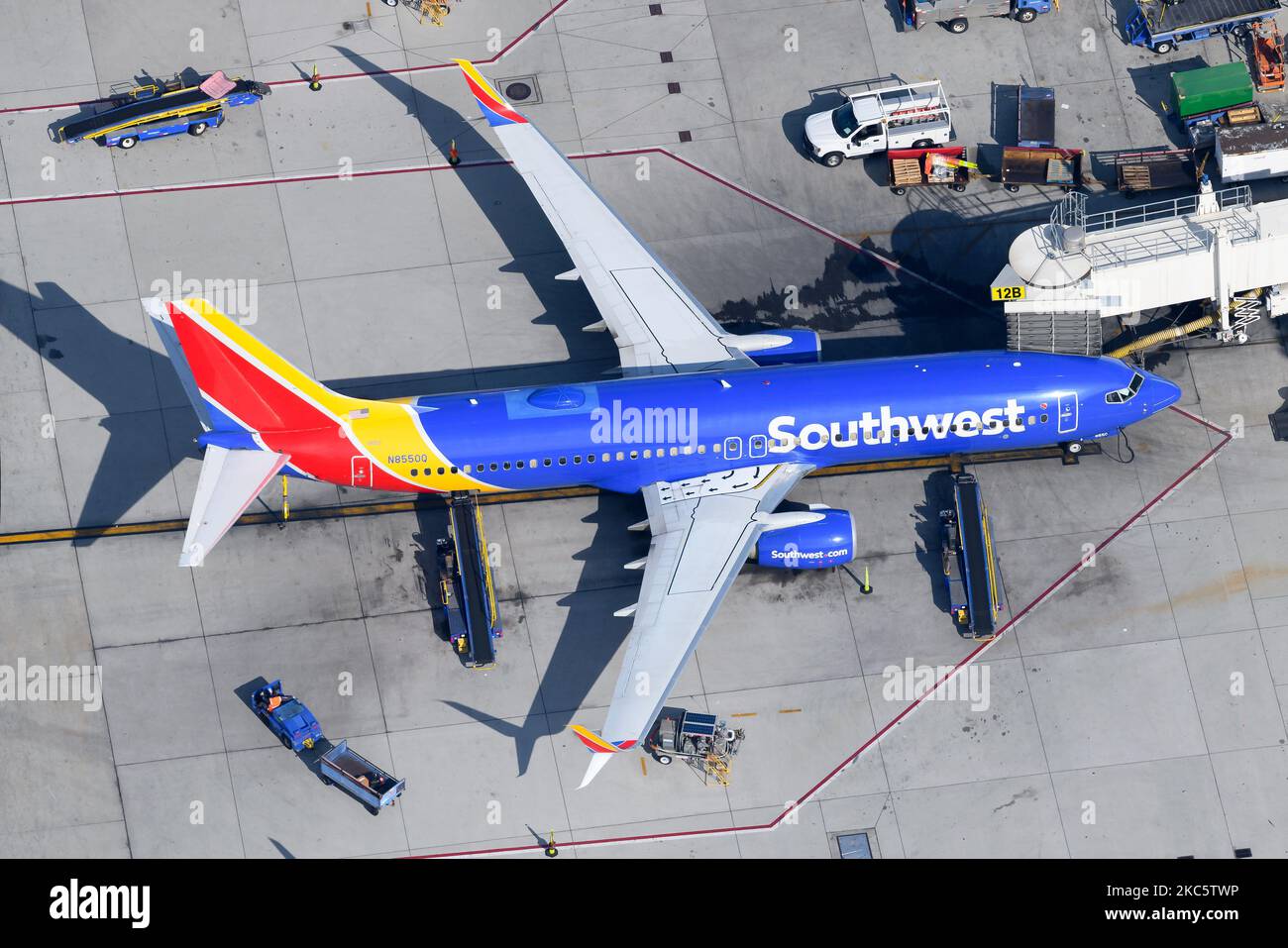 Southwest Airlines Boeing 737-800-Flugzeuge parkten am Flugsteig. Flugzeug 737 mit Flügelspannern. Flugzeug registriert als N8550Q. Stockfoto