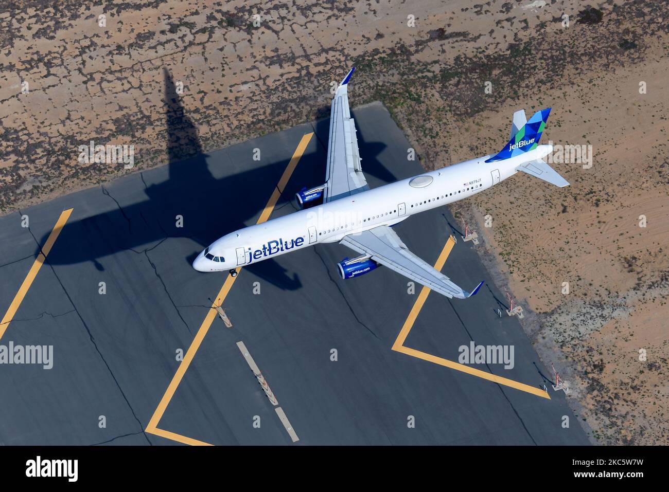 JetBlue Airbus A321-Flugzeuge landen auf der Start- und Landebahn. Das Flugzeug A321 der Jet Blue Airline registrierte sich als N979JT, das über die Landebahn-Chevrons flog. Stockfoto