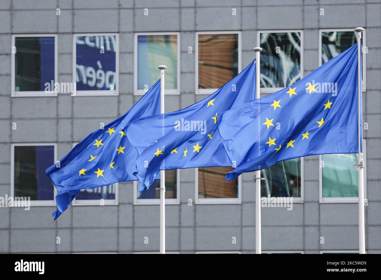 Die Flaggen Europas winken, wie man sie an einem Mast sieht. Die Europäische Flagge ist das Symbol des COE des Europarates und der EU der Europäischen Union, wie sie in der belgischen Hauptstadt vor modernen Architekturgebäuden mit Glas- und Stahlkonstruktion, dem Gebäude Le Berlaymont, dem Sitz der Europäischen Kommission neben dem Forum Europa im Europäischen Viertel in Brüssel, zu sehen ist. Wo sich der Hauptsitz der gesamteuropäischen Institutionen und Organisationen befindet. Brüssel, Belgien am 2020. Oktober (Foto von Nicolas Economou/NurPhoto) Stockfoto