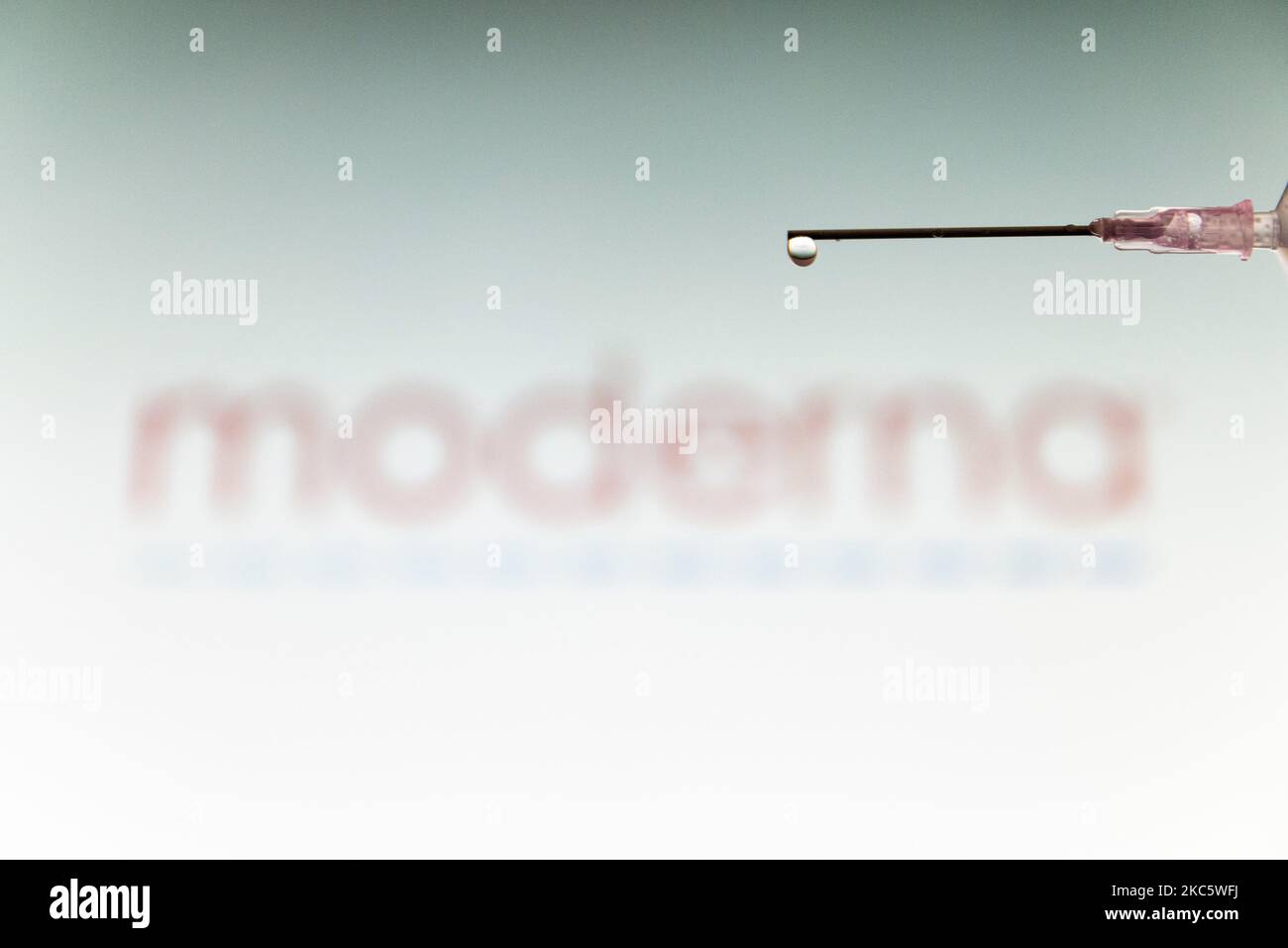 Foto-Illustration einer medizinischen Spritze mit einer Nadel vor dem Logo des Pharmakonzerns Moderna. Moderna erwartet die amerikanische Entscheidung, eine Zulassung für die Notfallverwendung, den Impfstoffkandidaten mRNA-1273 am 17 2020. Dezember von der FDA und die europäische Zulassung für den COVID-19-Impfstoff im Januar 2021. Moderna ist ein amerikanisches Biotechnologie-Unternehmen mit Sitz in Cambridge, Massachusetts, das Impfstofftechnologien auf Basis von Boten-RNA mRNA entwickelt. Die Coronavirus-Pandemie, eine der größten Gesundheitskrisen der Welt, wird zu dem größten Impfprogramm in der menschlichen Geschichte führen. Amste Stockfoto