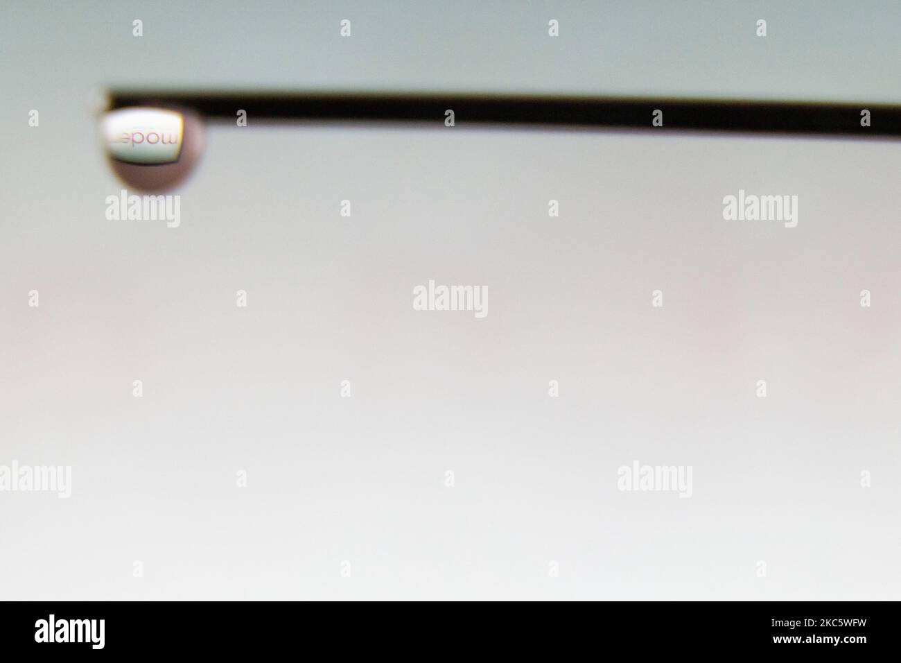 Foto-Illustration einer medizinischen Spritze mit einer Nadel vor dem Logo des Pharmakonzerns Moderna. Moderna erwartet die amerikanische Entscheidung, eine Zulassung für die Notfallverwendung, den Impfstoffkandidaten mRNA-1273 am 17 2020. Dezember von der FDA und die europäische Zulassung für den COVID-19-Impfstoff im Januar 2021. Moderna ist ein amerikanisches Biotechnologie-Unternehmen mit Sitz in Cambridge, Massachusetts, das Impfstofftechnologien auf Basis von Boten-RNA mRNA entwickelt. Die Coronavirus-Pandemie, eine der größten Gesundheitskrisen der Welt, wird zu dem größten Impfprogramm in der menschlichen Geschichte führen. Amste Stockfoto