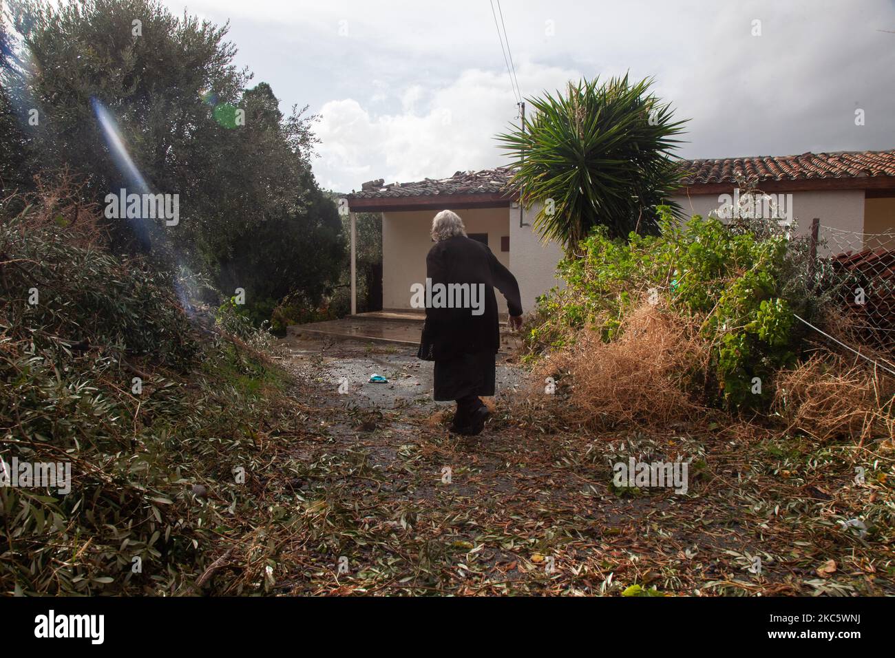Eine Frau geht am 14. Dezember 2020 aus ihrem Haus im Dorf Nikitari in Nikosia. (Foto von George Christophorou/NurPhoto) Stockfoto
