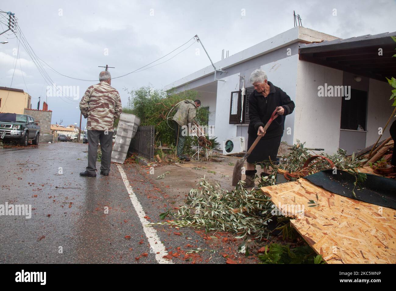 Personen, die am 14. Dezember 2020 die Schäden an der Straße von einem Tornado im Dorf Nikitari in Nikosia, Zypern, säubern. (Foto von George Christophorou/NurPhoto) Stockfoto